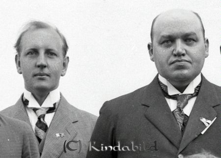 Julius Elander
raja
Mannen till höger är kyrkoherde Julius Elander Kisa. 
Källa: bema

raja
Julius Elander var kyrkoherde i Kisa V. Eneby 1943-1958. Han dog 1968.
Källa: En bok om Kisa Socken del 2 sid. 287. 
Källa: mayca

Nyckelord: Elander Kisa