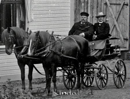 Salomonsson Björkeberg
gepe
Hästskjuts - vid tömmarna spannmålshandlare Conrad Salomonsson
Nyckelord: Salomonsson Kisa