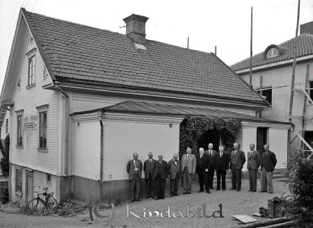 Kinda härads sparbank - Tjänstmän och styrelse
gepe
Nya sparbankshuset är under uppbyggnad. Invigdes 1937.
Det gamla huset flyttades till Västra vägen, ( i backen upp till Hagaborg). Prosten Gustaf Skiöld bodde i det senare.

raja
Nya sparbankshuset är under uppbyggnad. Invigdes 1937
Källa: Gerd Pettersson 

Nyckelord: Holmstedt härads sparbank