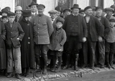 Hallbergs Tobak Storgatan Kisa
raja
Kön till Hallbergs Tobak för att köpa lotter efter storvinsten på 50 000 kronor. Det måste ha varit på 1930-talet. 
Källa: Gerd Pettersson


Nyckelord: Hallbergs Tobak