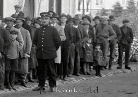 Hallbergs Tobak Storgatan Kisa
raja
Kön till Hallbergs Tobak för att köpa lotter efter storvinsten på 50 000 kronor. Det måste ha varit på 1930-talet. 
Polisman Ring i förgrunden. 
Källa: Gerd Pettersson

Nyckelord: Hallbergs Tobak