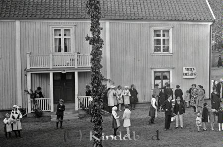 raja
Det gamla gästgifveriet. Till höger i huset, med ingång på gaveln låg en frisér- och raksalong. Innehavare under 50- och 60-talet var Nils Jakobsson. Där arbetade bl.a. en barberare, som i folkmun kallades tvålkoppen. Han var dåtidens "mr folkets park" och var den som engagerade artisterna. 
Källa: Katarina Saint Cyr

"Tvålkoppen" hette Karl-Olof Jonsson och var PR-man för Folkets park
Källa: Torbjörn Jacobsson

raja
Efter herrfrisering var det tygaffär under några år.
Källa: Gerd Pettersson


Nyckelord: Midsommarfirande Tingshustorget