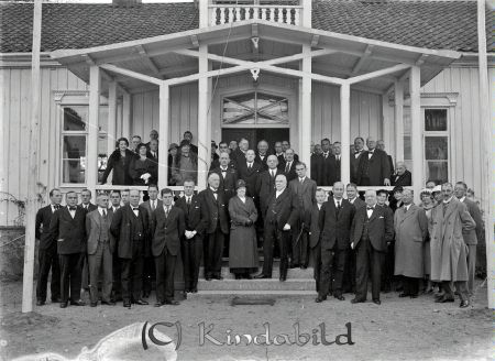 Gruppfoto framför Kisa Tingshus
Nyckelord: Kisa Tingshus