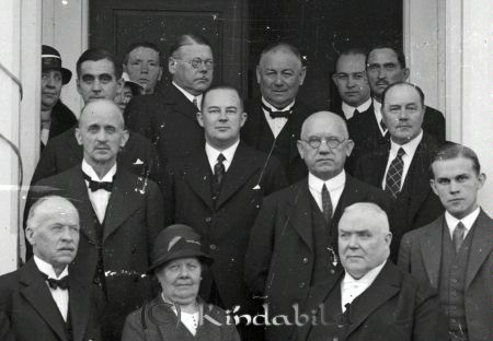 Gruppfoto framför Kisa Tingshus
raja
Längst bak nr 4 från vänster landsfiskal Bengt Holmstedt (1882-1953) 
Källa: Gerd Pettersson 

Nyckelord: Tingshuset Kisa