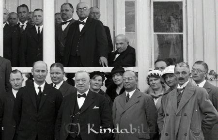 Gruppfoto framför Kisa Tingshus
raja
Längst fram nr 2 från vänster John Andersson 
Källa: Gerd Pettersson 

Nyckelord: Tingshuset Kisa