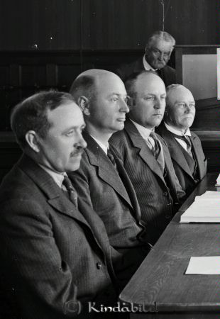 Kinda härads sparbank
raja
Nr 2 från vänster John "Järn-John" Andersson 
Källa: Gerd Pettersson 

raja
Fr vänster Emil Andersson, John Andersson, Ragnar Andersson,
stående Malkom Sandström
Källa: Studiegruppen hembygdsgården 
Nyckelord: Sparbanken