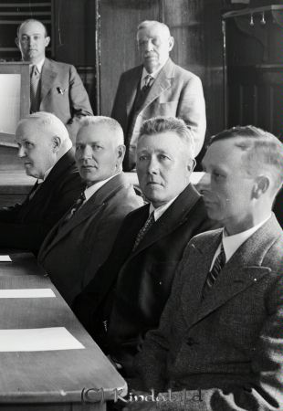 Kinda härads sparbank
gepe
Män kring ett bord
Kinda Härads Sparbank

raja
Stående fr vänster Ivar Andersson och Gustaf Sandström.
Till höger nr 2 Gunnar Karlsson Tidersrum. 
Källa: Studiegruppen hembygdsgården 

raja
Till höger nr ett Ragnar Larsson 
Källa: Ulf Larsson

Nyckelord: Sparbanken