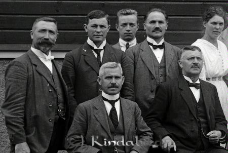 Stjärneboskolan Kisa
raja
Främre raden till höger kantor Ossian Gustafsson Kisa.
Källa: Studiegruppen hembygdsgården. 
Nyckelord: Stjärneboskolan Kisa