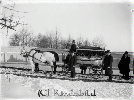 raja
Tekla Emerentia Hjort på väg mot jordfästningen vid Starberget i Kisa (en kall aprildag 1911). 
Källa: Bertil Jansson
