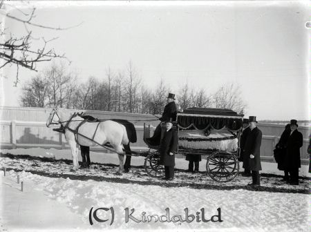 Tekla Hjort
raja
Tekla Emerentia Hjort på väg mot jordfästningen vid Starberget i Kisa (en kall aprildag 1911). 
Källa: Bertil Jansson
Nyckelord: Tekla Hjort