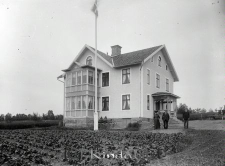 Milltorp Millingetorp
gepe
En byggnad med glasveranda i två våningar, tre personer utanför huset.
Milltorp Millingetorp Kisa

raja
Milltorp byggt 1913 av Anders Johan Santhesson född 1849 i Västra Eneby.
Huset såldes 1919 till godsägare Sven Johan Andersson och hustru Nanny.
Källa: Studiegruppen hembygdsgården 
Nyckelord: Milltorp Kisa
