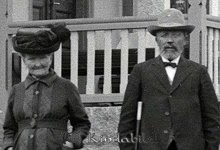 Santhesson Milltorp
gepe
Ett äldre par framför veranda
Anders Johan Santhesson född 1849 i Västra Eneby med hustru Anna Charlotta Julia Gabrielsdotter född 1843 i Horn.
Anders Santhesson kom till Millingetorp som brukare 1875. 1913 uppförde han byggnaden Milltorp och bodde där med hustru och fosterson till 1919, då de flyttade till Katrinedal i Kisa. Anders Santhesson avled 1928.
Santhesson verkade som auktionist efter sedan han hade upphört som brukare i Millingetorp.
Han tillverkade även "Kisapungar", en penningpung av gult kalvskinn och försedda med mässingskant och starkt fjäderknäppe. Han registerades som portmonnämakare 1876.
Källa: En bok om Kisa socken del 4.
Nyckelord: Santhesson Kisa