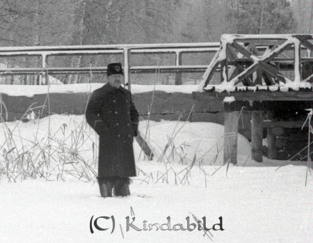 Landskap vinter bro banvakt
godj
Landskap vinter bro banvakt

raja
Av mössmärket att döma är mannen på bilden banvakt,han håller i handen en speciell borste för att rengöra växeltungor från snö. Personen tyvärr okänd 
Källa: Torbro0319
Nyckelord: Landskap vinter bro polis