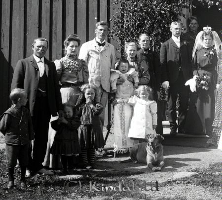 Alb Lyfvén Norra Vi
godj
Bröllopsporträtt med prudpar samt 10 personer framför hus

raja
Mannen i vit kostym är Carl Ture Svanström, därefter hans fru Anna Maria Sofia Svanström (Andersson) storasyster till bruden. Barnen är Bernhard och Wivan. Bredvid till höger står brudens mor Johanna Matilda Johansdotter född 1854 i Kisa.
Källa: Malin

Nyckelord: Bröllopsporträtt