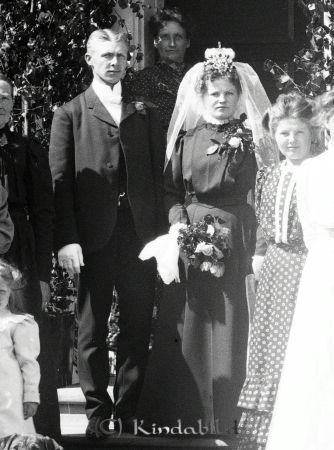 Alb Lyfvén Norra Vi
godj
Bröllopsporträtt samt två personer
gepe
Skomakare Albin Lyvén född 1884 i Norra Vi och Elin Jakobsson född 1884 i Kisa
De bodde i Kisaborg 1910.
Källa:Folkräkning 1910
Nyckelord: Bröllopsporträtt