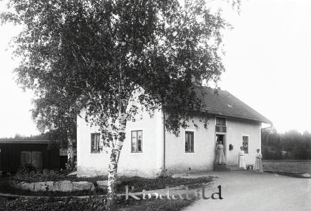 Spångsholms handelsbod, Västra Eneby (Hedvig Erikssons speceriaffär)
Tre kvinnor utanför hus
Damerna är Hilda Hall, okänd, Selma Larsson. Den sistnämnda affärsinnehavare. /Ulf Larsson, Selmas sonson. 
gepe
Selma Larsson född 1898 i Kisa, änka 1899 till handelman  Johan August Larsson i Spångsholm.
Söner
Ragnar född 1896 i Västra Eneby
Seth född 1898 i Västra Eneby

Nyckelord: Spångsholms handelsbod, Västra Eneby Hedvig Erikssons speceriaffär