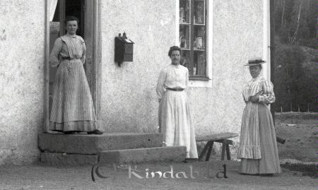 Spångsholms handelsbod, Västra Eneby (Hedvig Erikssons speceriaffär)
godj
Tre kvinnor utanför hus
Damerna är Hilda Hall, okänd, Selma Larsson. Den sistnämnda affärsinnehavare. /Ulf Larsson, Selmas sonson. 
Nyckelord: Spångsholm handelsbod Erikssons speceriaffär