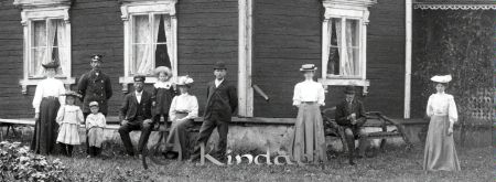 Lindhem Hitthem - Kölefors
godj
Gruppbild med elva personer
Bebyggelse hus
Nyckelord: Lindhem Hitthem Kölefors