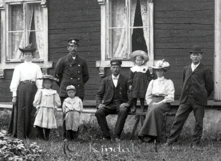 Lindhem Hitthem - Kölefors
godj
Familjporträtt Grupporträtt åtta personer framför hus
Nyckelord: Lindhem Hitthem Kölefors