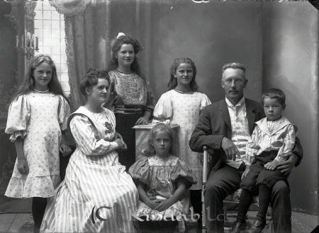 Doktor Bexelius med  familjen
godj
Bildkommentar: Doktor Bexelius var läkare på Kisa Lasarett 1895 - 1926. Municipalnämndens ordf. 1905 - Han donerade sitt skelett till undervisningen och Stjärneboskolan, där det nu finns.
Har nu fått en gata i Kisa uppkallad efter sig

Doktor Bexelius ligger begravd på Norra Kyrkogården i Stockholm
Källa: Inger
Nyckelord: Doktor Bexelius