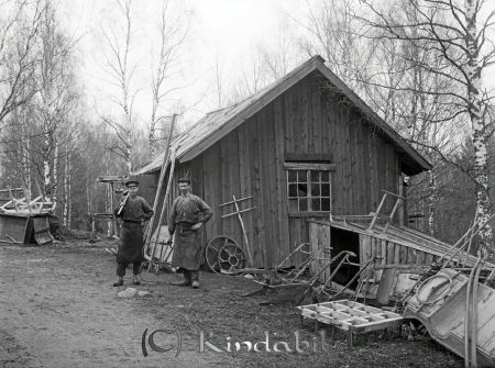 Patriksson Lindsberg Tidersrum
godj
Patriksson Lindsberg Tidersrum 
Två smeder

raja
Anders Fredrik Patriksson född 1885 i Kisa.
Källa: Svar Folkräkning 1910 
Källa: Gerd Pettersson 

Nyckelord: Patriksson Lindsberg Tidersrum