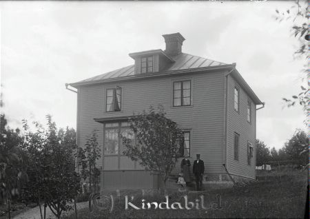 Adelöv, Vallingatan 9 - Kisa
godj
Adelöv, Vallingatan 9, Kisa
Byggt omkr 1900. Här tillbringade trubaduren Karl-Anton några somrar på 40-talet 

raja
Trubaduren Carl-Anton Axelsson har berättat att hans morföräldrar bodde här. 
Källa: Gerd Pettersson

Nyckelord: Adelöv Vallingatan Wallin