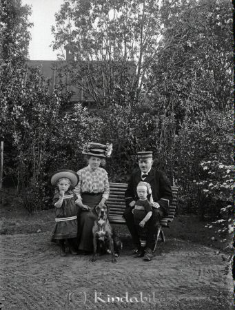 Karl Leopold Sabelström med familj
Stins i Rimforsa järnvägsstation
Nyckelord: SkewKd
