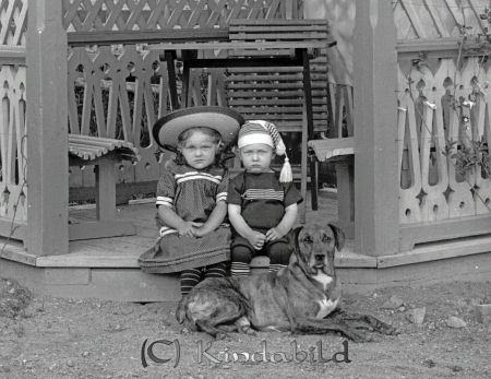 Sabelström Rimforsa
godj
Porträtt med två barn lusthus hund

raja
Gerda Ida Elisabeth Sabelström född 1907 i Tjärstad
Sture Karl Baltazar Sabelström född 1908 i Tjärstad 
Källa: Gerd Pettersson 

Nyckelord: Sabelström Rimforsa Hund Lusthus