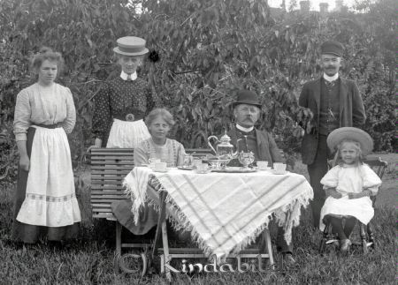 Kaffebjudning ute Natur Gruppbild
godj
Kaffebjudning ute Natur Gruppbild
Sex personer vid bordet
Nyckelord: Kaffebjudning Natur Gruppbild