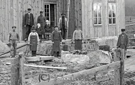 Bebyggelse
godj
Bebyggelse 10 personer vid husbygge

raja
Den långa mannen vid huset är Carl Ture Svanström och barnen Wivan född 1905, Bernhard född 1907. 
Källa: Malin

Nyckelord: Bebyggelse