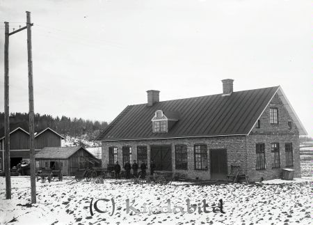 Lanthushållningsseminarium Rimforsa   Smedja
godj
Lanthushållningsseminarium Rimforsa   Smedja

raja
Smidesverkstad Forsby Kalmarvägen 34, Rimforsa.
Uppfördes 1912. Halva verkstaden var uthyrd till vagnmakeri 1912-1937. Därefter hyrde Folke och Rustan Ekberg utrymmet till målareverkstad 1937-1944.Därefter och till 1954 var det bilverkstad.Siste innehavaren av verkstaden var Jöhckes Bil AB. 
Källa: Rimforsa samhälle med historia , utgiven av Kinda NBV-avd 1989. 
Källa: Gerd Pettersson


Nyckelord: Lanthushållningsseminarium Rimforsa Smedja
