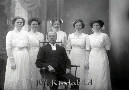 Grupporträtt fem konfirmander   en präst
godj
Grupporträtt  konfirmander   en präst
Fem kvinnor
Nyckelord: Grupporträtt konfirmander präst