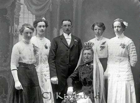 Oskar Andersson
godj
Porträtt Bröllop Brudpar med 4 tärnor 

raja
Brudparet är Karl Oskar Andersson född 1883 i Horn från Långebro och Anna Charlotta Gustafsdotter från Lyggestorp Västra Eneby.
Källa: Kyrkoarkiv Horn 
Källa: Gerd Pettersson 

Nyckelord: Oskar Andersson Långebro Horn Bröllop