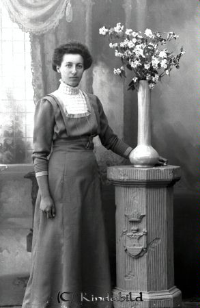 Anna Nysten Gustavsson
godj
se bild 4946
Anna Nysten Gustavsson var född i Hag, Västra Eneby sn den 22 januari 1890. I unga år flyttade hon med föräldrarna, som var lantbrukare, till Höghult (Hökhult ), Kisa sn och därefter till Farsbo, Kisa sn. 1912 emigrerade hon till Amerika och hade den stora oturen att hamna på det nya stora och moderna fartyget Titanic.  Anna Nysten, överlevde katastrofen. 

Källa:
Författare: Gun-Britt Monell
Vimmerby Tidning
http://www.vimmerbytidning.com

raja
Skall vara Hökhult, kisa inte höghult!!!! 
Källa: robert
Nyckelord: Titanic Nysten