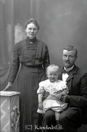 K A Karlsson Refvantorp
godj
K A Karlsson Refvantorp
Kvinna Man Barn

raja
Jordbruksarbetare Karl Anders Karlsson född 1882 i Kisa och Amanda Elisabet Pettersson född 1886 i Kisa med dottern Edit Maria Elisabet född 1910 i Västra Eneby, död 1982 i Linköping.
Källa: SVAR Folkräkning 1910 
Källa: Gerd Pettersson

Nyckelord: Karlsson Refvantorp Rävantorp