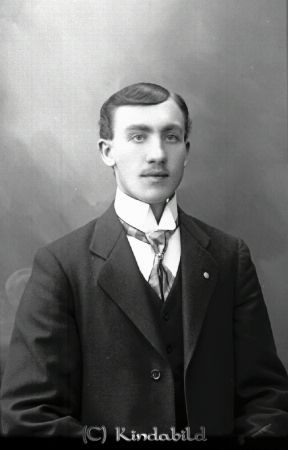 Hjalmar Germundsson Kisa
godj
Hjalmar Germundsson Kisa
Skomakare
Nykterhetsrörelsen
gepe
Hjalmar Germundsson född 1888 i Västra Eneby, död 1971 i Kisa.
Han hade en dotter Majken som gifte sig med Elon Jansson från Sund.
Dottern Ell-Britt gifte sig med Per Mathsson Kisa
Källa: Torborg N 

LaSa 20231219: Hjalmar Germundsson arbetade under många år på Sandströms Skoverkstad. 
Han hade ett glatt sinnelag och vi barn gillade när han skojade med oss. 

Nyckelord: Hjalmar Germundsson Kisa Skomakare