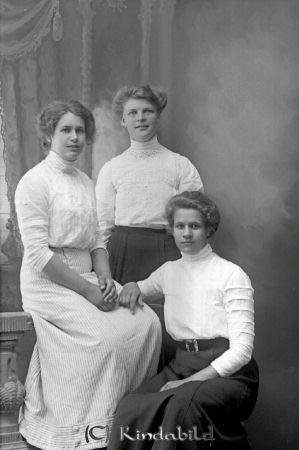 Hildur Gustafsson Kisa
godj
Hildur Gustafsson Kisa
Tre sittande damer

raja
Detta är systrarna Gustafsson från Vimantorp. Från V. Anna, Elin och Hildur. Hildur hade gift sig och fått efternamnet Lindhe men blivit änka 1909 och bodde nu i Linköping. Att fotografen skriver hennes flicknamn kan bero på att de var bekanta sedan tidigare. 
Källa: SörLin
Nyckelord: Hildur Gustafsson Kisa