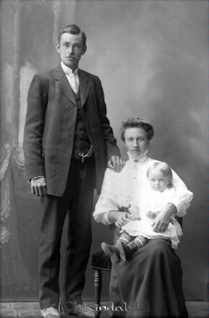 Carl Önnert Carlsberg Opphem
godj
Carl Önnert Carlsberg Opphem
Man Hustru ett Barn

raja
Karl Otto Önnert född 1881 i Tjärstad med hustru Amanda Viktoria Gustafsson född 1883 i Horn.
Dotter Karin född 1910 i Tjärstad
Källa: Folkräkning 1910 
Källa: Gerd Pettersson 

Nyckelord: Carl Önnert Carlsberg Opphem