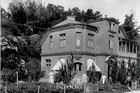 Sveaborg Kisa
godj
Nuvarande Pizzeria Restaurang Röda Huset. 
Tidigare blomsteraffären Pomona
Tegelhus

gepe
Tegelhuset Sveaborg Kisa
1910 bodde här slaktare Birger Ohlsson med familj

raja
Sveaborg byggdes 1905 förmodligen av slaktare Birger Olsson, "Slaktar-Olle".
1923 kom Malkom Sandström med familj från Kalmar och öppnade sin första butik här i Kisa.
1923 köptes fastigheten av f d sadelmakare Axel Gustafsson.
När Sandströms flyttade ur butiken blev det blomsteraffären Pomona först med ägaren Greta Karlsson och sedan Rikard Carlsson.
På 1980-talet var fastigheten rivningshotad, men räddades tack och lov.
Källa: Studiegruppen hembygdsgården 
Nyckelord: Storgatan