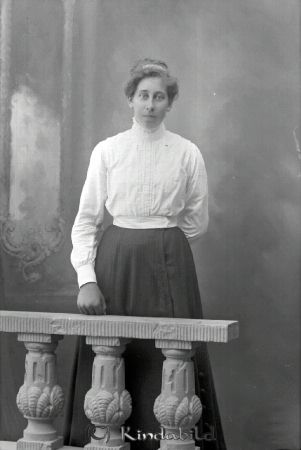 Edla Svensson Brandfall Horn
godj
Edla Svensson Brandfall Horn

raja
Edla Svensson född 1894. Hon gifte sig med Axel Johanson.
 Barn; Henrik gift med Britta Boberg
 Karl-Axel gift med Anna-Stina
 Gunnar gift med Britta
 Ingrid gift med Nils-Egon Johansson Knoppetorp.
 Familjen bodde i Herrefall.
 Källa: Studiegruppen hembygdsgården 
Nyckelord: Edla Svensson Brandfall Horn