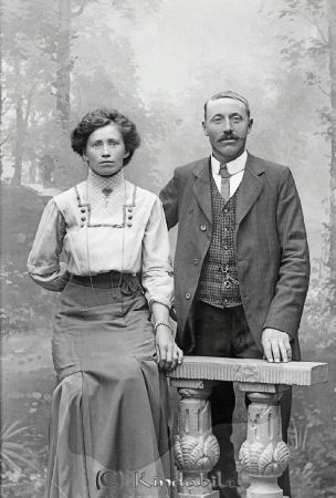 Emil Andersson Hofby
godj
Emil Andersson Hofby
Porträtt av man och kvinna; Emil och Maria
Dottern Alice sedermera gift m. Folke Ljung; barnen Anders och Britt-Marie Ljung
Nyckelord: Andersson Hofby