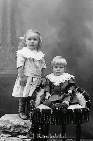 Malmén Spångsholm
godj
Malmén Spångsholm
Porträtt två barn

raja
Den sittande pojken skulle möjligen kunna vara min farfar Folke Malmén född i Västra Eneby 1910-04-24 och död i Skå 1965. Den stående flickan skulle då kunna vara hans syster Margareta född 1909-01-15. 
Källa: jonasmalmen
Nyckelord: Malmén Spångsholm