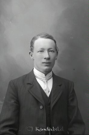 Axel Jakobsson Högtomta Kisa
godj
Axel Jakobsson Högtomta Kisa

raja
Isak Axel Jakobsson född 1864 son till Jakob Abrahamsson och Lena Kristina Bengtsdotter. �?gare till Högtomta med Sjösäter fram till 1937.
Källa: Sv Gods och Gårdar 
Källa: Gerd Pettersson 

Nyckelord: Jakobsson Högtomta