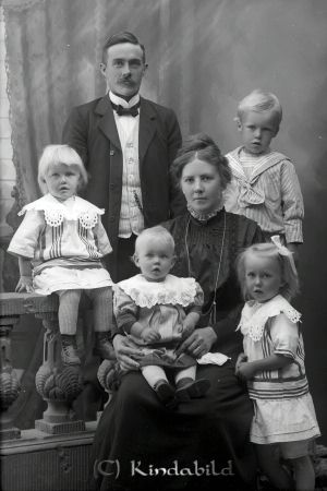 Familjen Larsson - Hallsta Rimforsa
godj
Hugo Larsson
Hallsta snickeri, Rimforsa
med hustru Julia Jonsdotter
Barnen:
Josef född 1906
Maja född 1907
Vivan född 1909
Olof född 1910 
Nyckelord: Jonsdotter Rimforsa Hallsta snickeri Larsson