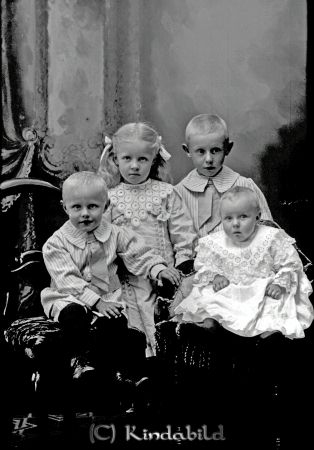 Svenssons barn, Bjerkeryd
godj
Beställningstext: Svenssons barn, Bjerkeryd 
Porträtt fyra barn

raja
Främre raden vänster Karl Gunnar född 1908, Göta Viola Lovisa född 1910.
Andra raden fr vänster Svea Sofia född 1905 och Anders Ellis född 1904.
Källa: Folkräkning 1910. 
Källa: Gerd Pettersson 

Nyckelord: Svensson Bjerkeryd