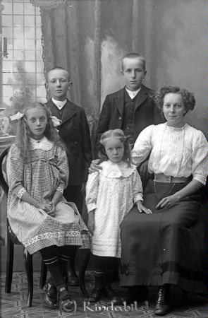 Söderströms Kisa
godj
Söderströms Kisa
Porträtt med fem ungdomar

raja
Kopparslagarmästare Albert & Sofia Söderströms barn. Gillis, Uno, Elsa, Vera och Jenny 
Källa: Inger
Nyckelord: Söderströms Kisa