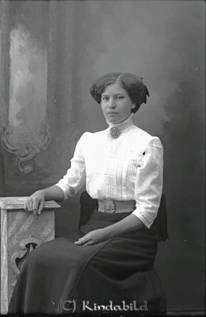 Hilma Larsson Kisa
godj
Hilma Larsson Kisa

raja
Hilma Larsson g. Jakobsson. Född den 4.10.1891 i Kisa, död 25.5.1971 i Kisa. Min farmor. 
Källa: Yvonne Carlsson

Nyckelord: Hilma Larsson