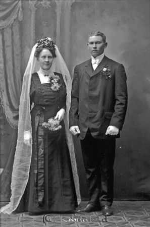 Knut Eld Kisa
godj
Knut Eld Kisa
Brudpar

raja
Knut Eld född 1885 i Västra Eneby. han var son till Frans Oskar Eld och Anna Charlotta Lager, Norsholm Västra Eneby.
Knut gifte sig med Anna Natalia Andersson född 1885 från Föllingsö.
Paret flyttade till Linöping. Han dog 1967 och hon 1978 adress Götgatan 13.
Källa: Vigselbok Kisa och Sv dödbok 
Källa: Gerd Pettersson

Nyckelord: Knut Eld