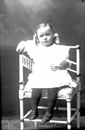 Svensson Rummemåla Horn
godj
Svensson Rummemåla Horn

raja
Troligtvis Ally Margit född 1909 dotter till hemmansägare Jakob Axel Svensson född 1858 i Västra Eneby och Paulina Josefina Nilsson född 1873 i Kisa.
Källa: Folräkning 1910. 
Källa: Gerd Pettersson 

Nyckelord: Svensson Rummemåla