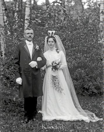 Hugo Glad Hökhult
godj
Hugo Glad Hökhult
Brudpar

raja
Karl Hugo Glad född 1884 i Tidersrum, son till Karl Fredrik Glad och Karolina Matilda Amelia Elfblad född 1850 i Tidersrum.
Källa: Svar 
Källa: Gerd Pettersson

raja
Karl Hugo Glad gift med Gerda Hedvig Sofia Andersson född 1890.
Syskon: Agda gift Isaksson, Axel, Gunnar, Agnes, Helga, Martin och Otto
Källa: Annagreta
Hugo Glad dog 1957 och hustrun 1945 i Bosgård Västra Harg
Källa: Sv dödbok 
Källa: Gerd Pettersson


Nyckelord: Glad Hökhult